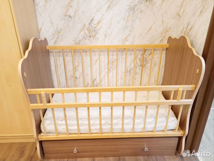 Детская кроватка с маятником