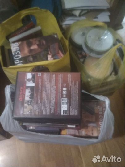 DVD плеер + 5 сумок дисков с фильмами