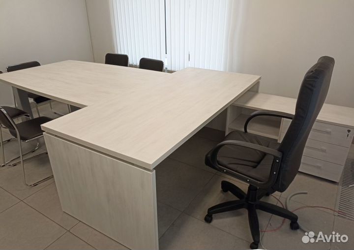 Стол руководителя угловой с приставкой и тумбой