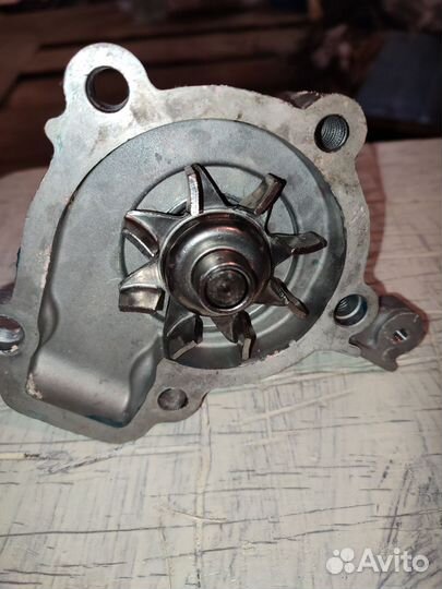 Помпа системы охлаждения двигателя
