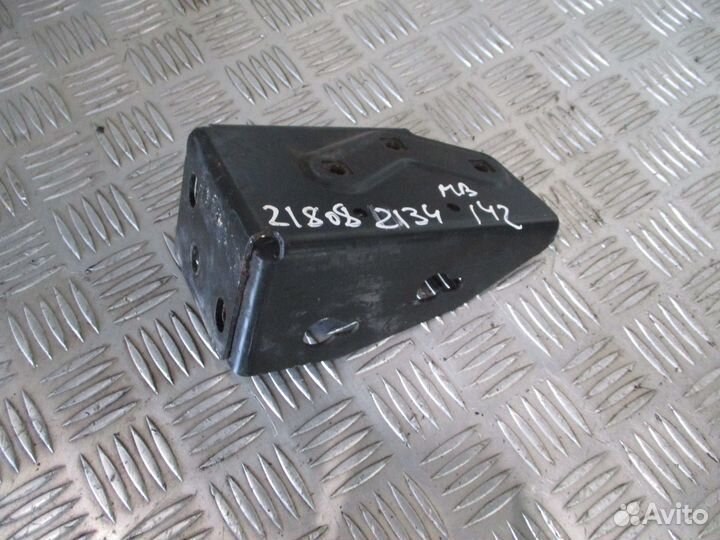 Кронштейн подножки Mercedes-Benz A9606601915