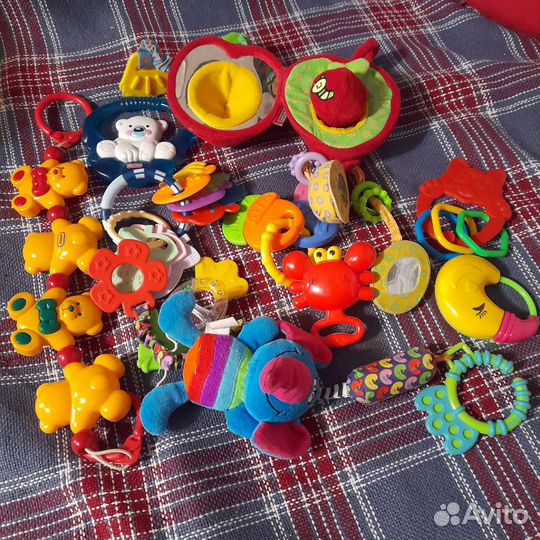 Игрушки погремушки и пазлы для малыша