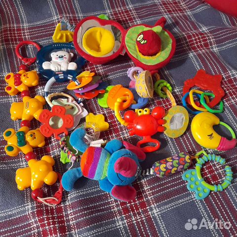Игрушки погремушки и пазлы для малыша