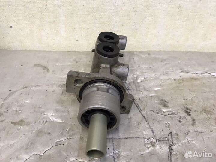 Цилиндр тормозной главный Skoda Octavia A4 1U