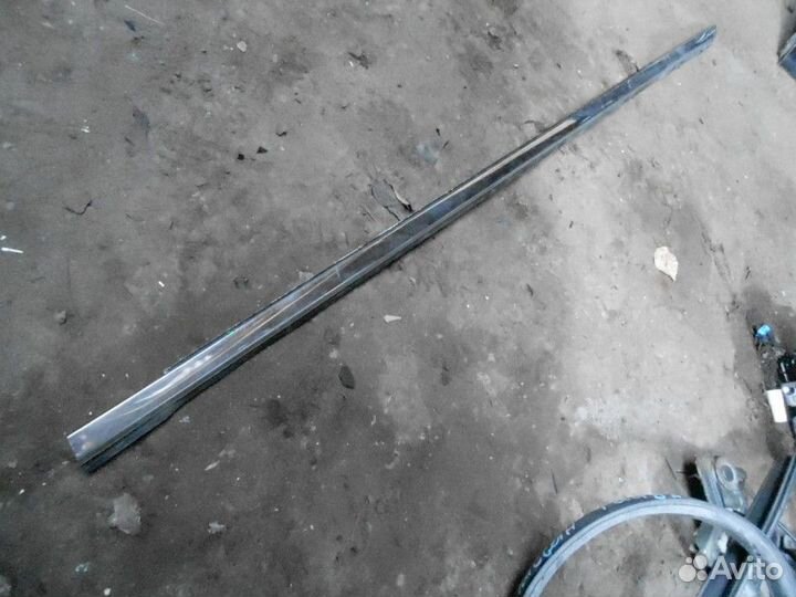 Уплотнитель стекла переднего левого (внешний) Niss