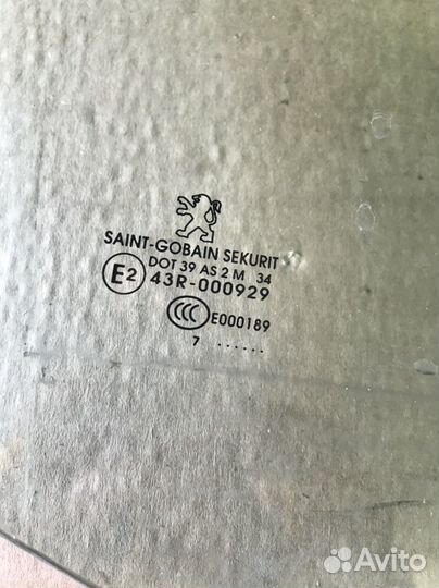 Стекло передней правой двери Peugeot 308