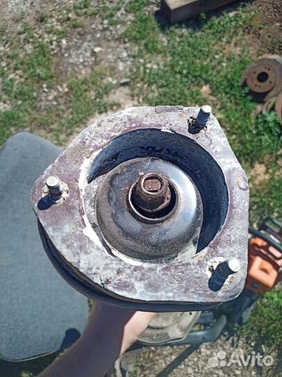 Задние амортизаторы с опорами Subaru Forester SG5