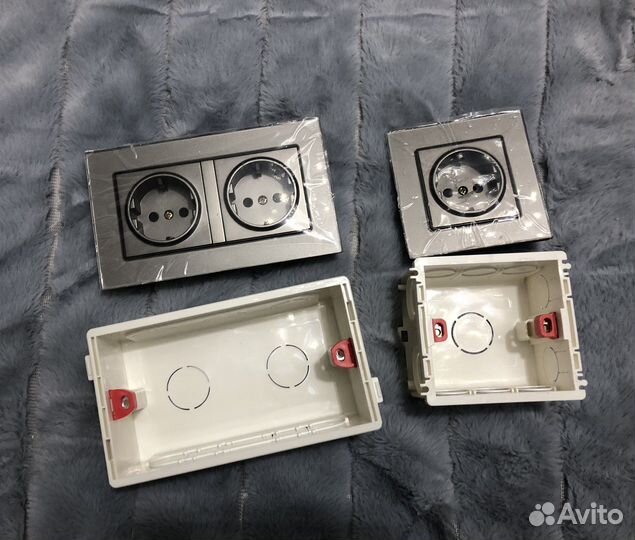 Розетки встраиваемые серые стекло