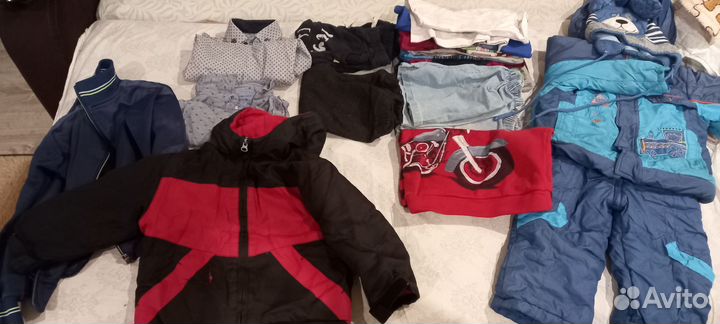 Детские вещи очень много, и курточки, футболки