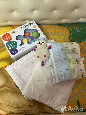 Одеяло, подушка, белье и мобиль для младенца