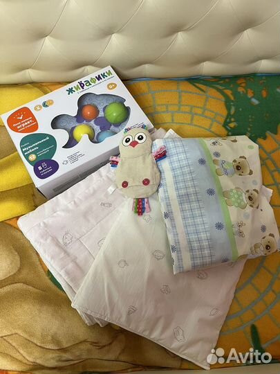 Одеяло, подушка, белье и мобиль для младенца
