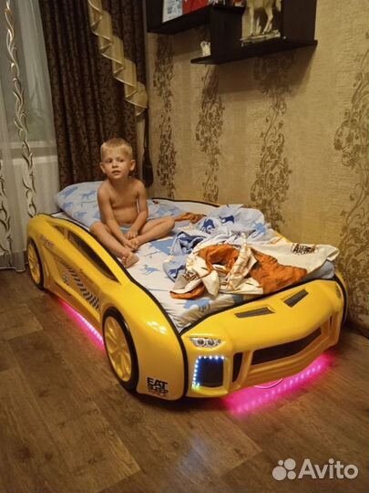 Детская кровать машина