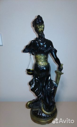 Статуэтка богини правосудию Фемида