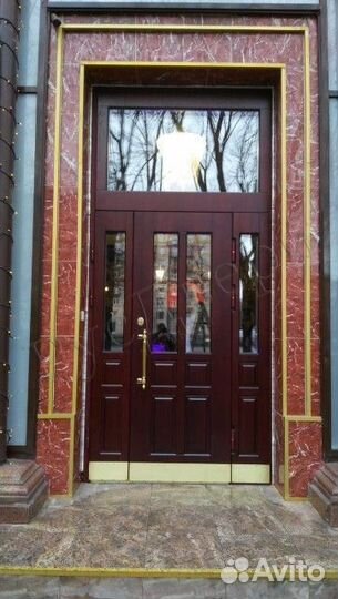 Широкая металлическая дверь с фрамугой