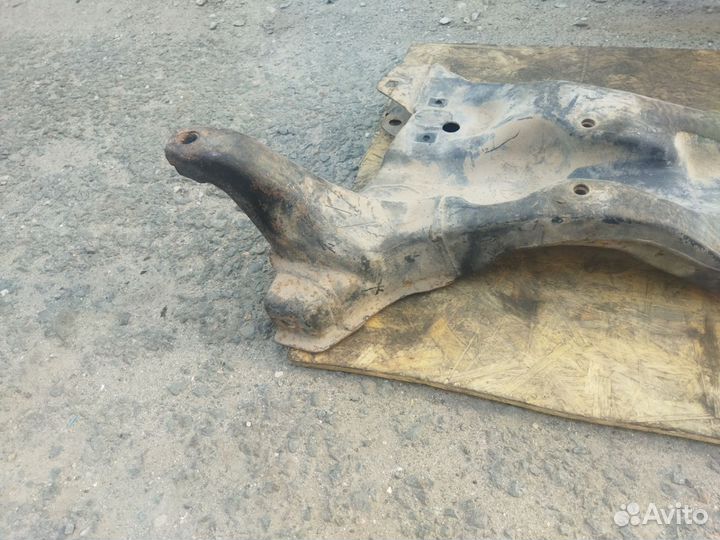 Балка Лансер 9 MR510285