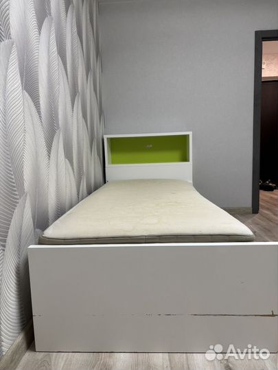 Кровать односпальная с ящиками и изголовьем б/у