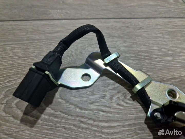 Датчик положения распредвала 06A905161B Audi, VW