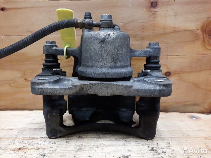 Суппорт передний левый Toyota Aqua NHP10 1nzfxe