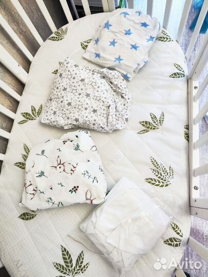 Овальная кроватка с маятником +матрас, простыни