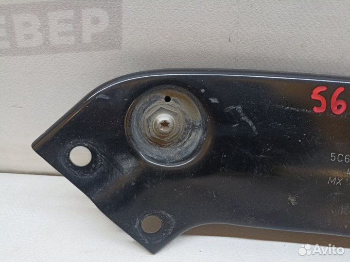 Кронштейн передний правый Volkswagen Jetta A6 cfna