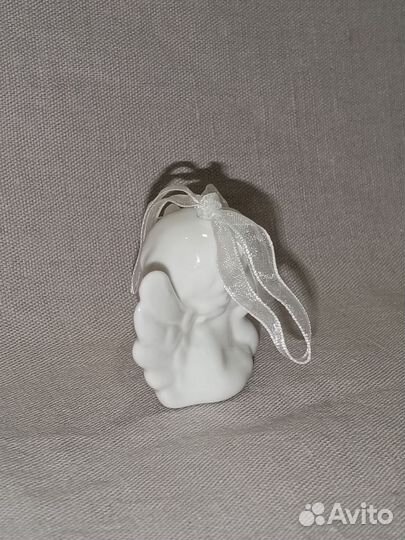 Фарфоровая фигурка