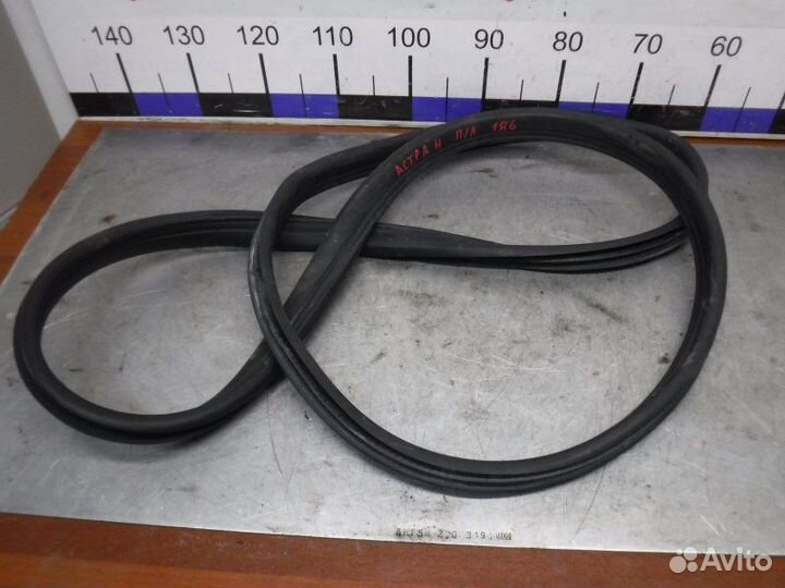 Уплотнитель двери передний левый Opel Astra H