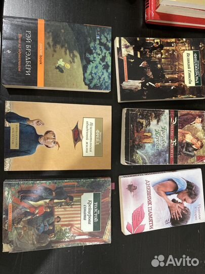 Книги много