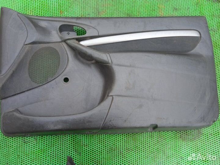 Обшивка карта двери передняя правая Ford Focus 1