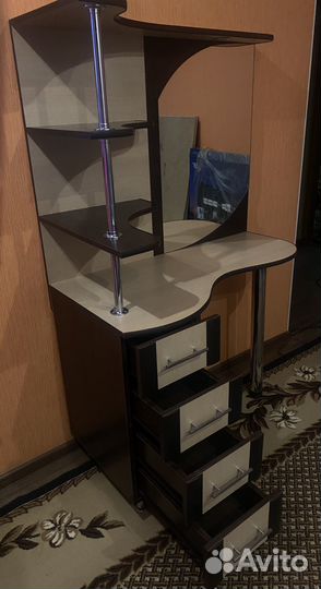 Туалетный столик с зеркалом и подсветкой