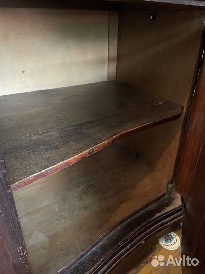 Старинный антикварный шкаф буфет