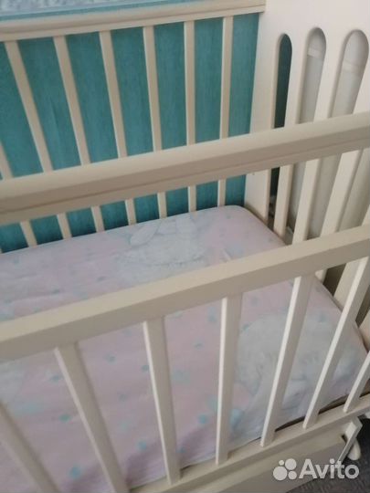 Детская кроватка с маятником