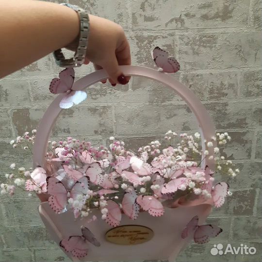 Букет из бабочек с гипсофилами в корзинке