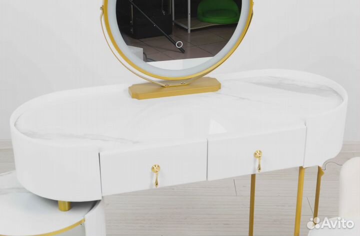 Туалетный столик. Столик с зеркалом