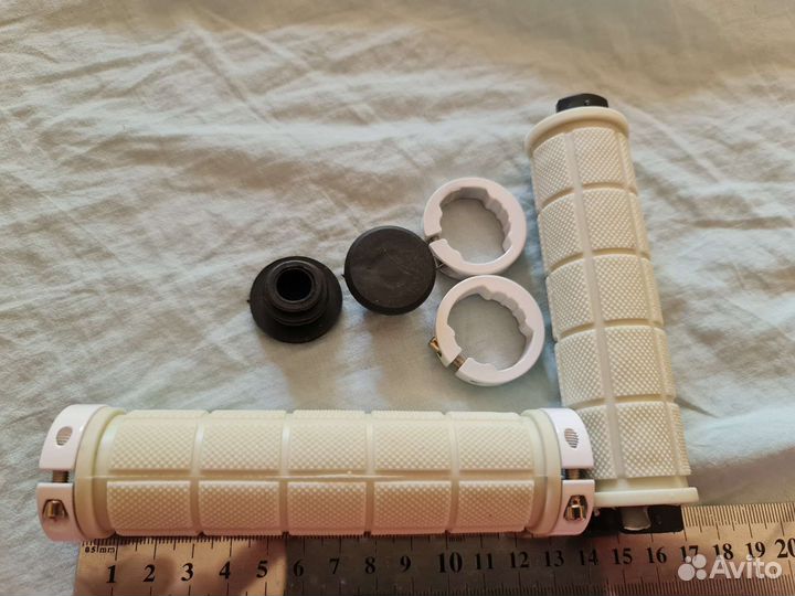 Грипсы для велосипеда белые, черные силикон