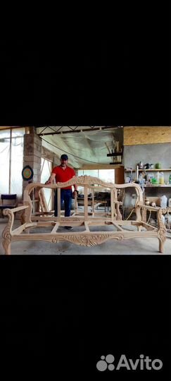 Мягкая мебель и разная резьба из дерева