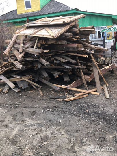 Сухие доски на дрова