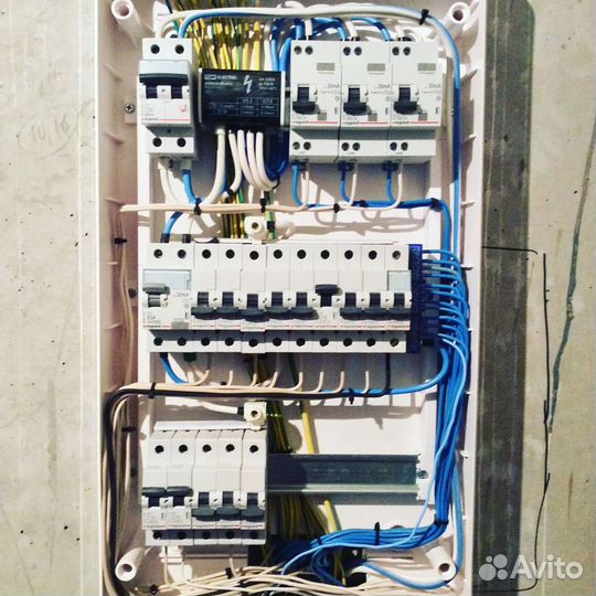 Бригада электриков, электромонтажников