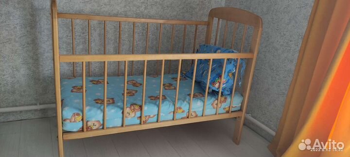 Детская кроватка с маятником