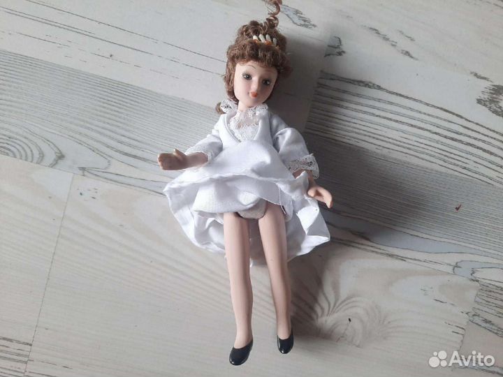 Кукла фарфоровая