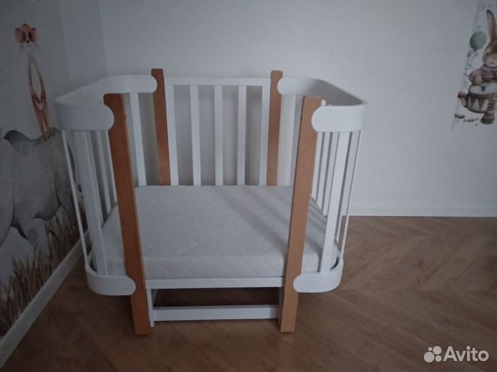 Кроватка детская с маятником