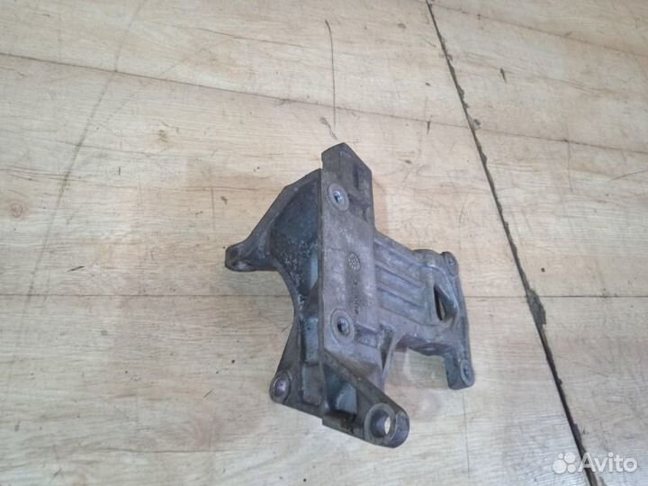 Кронштейн компрессора кондиционера Subaru Forester