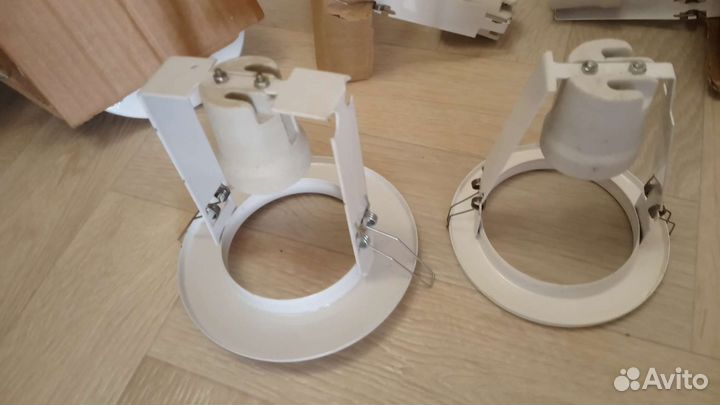 Светильники точечные споты R80 белые