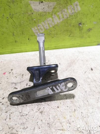 Петля двери задней правой верхняя Мерседес Бенз