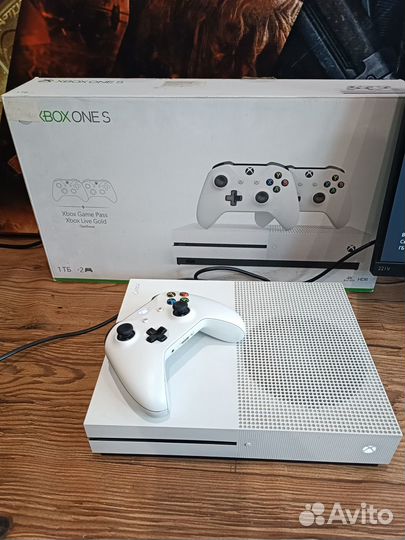 Xbox one S 1 TB + игры в комплекте