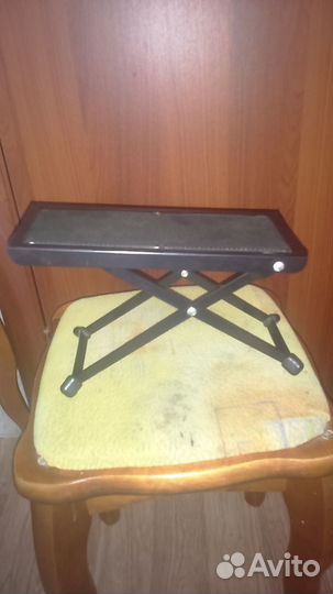 Регулируемая стойка для игры на гитаре