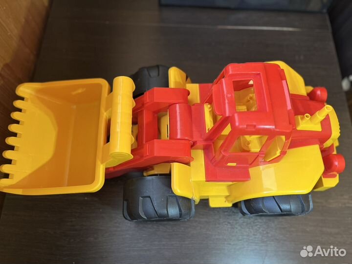 Трактор игрушка