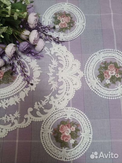 Салфетка вышитая на гипюре