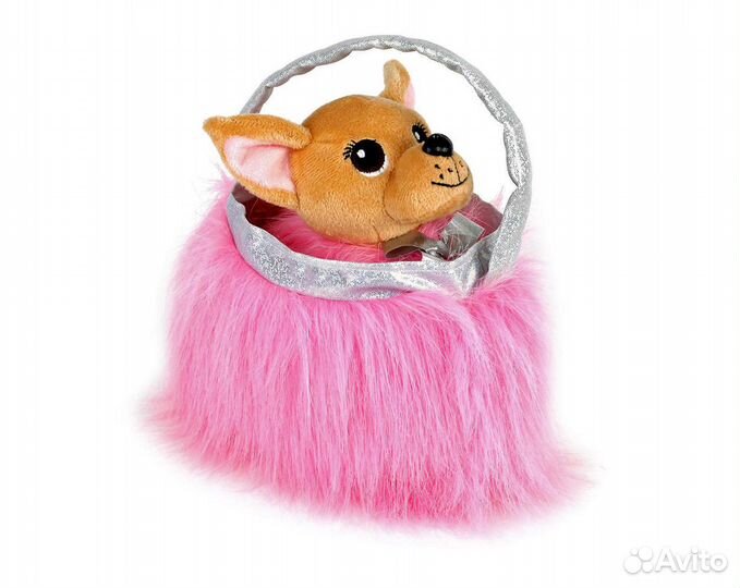 Собачка Чихуахуа в пушистой сумке