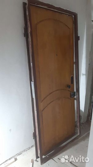 Дверь металлическая входная б/у