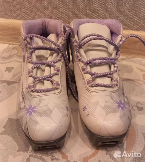 Лыжные ботинки в р.35